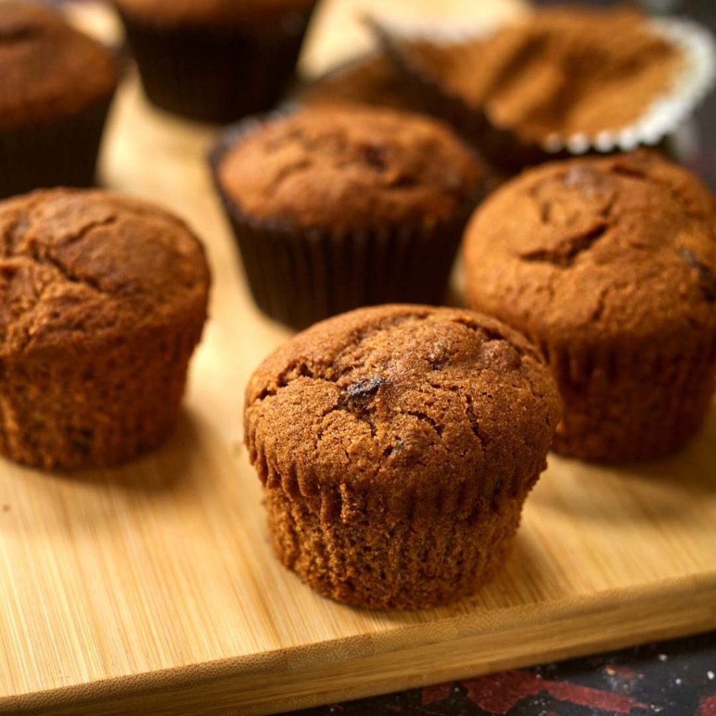 Bun muffins on wooden board